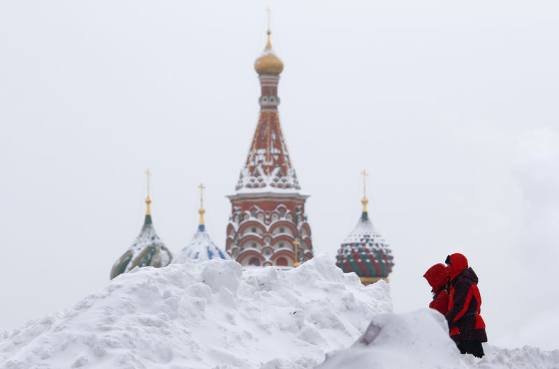 © Reuters. Rusia despliega al Ejército para ayudar a despejar las calles tras la "nevada del siglo" en Moscú