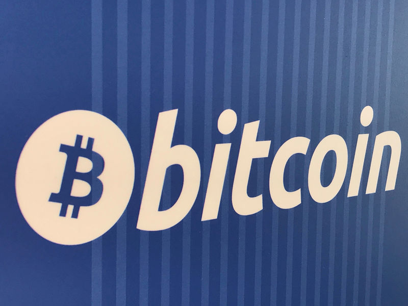 © Reuters. FILE PHOTO: A Bitcoin logo is seen on a cryptocurrency ATM in Santa Monica