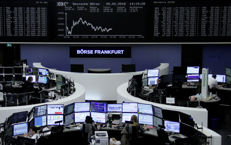 © Reuters. Las bolsas europeas caen a mínimos de 6 meses al ampliarse las ventas y repuntar la volatilidad
