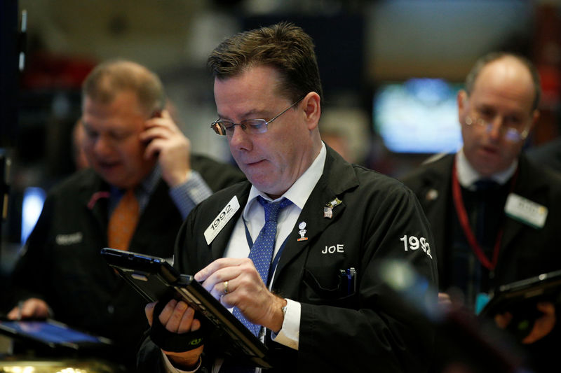 © Reuters. Traders work on the floor of the NYSE in New York