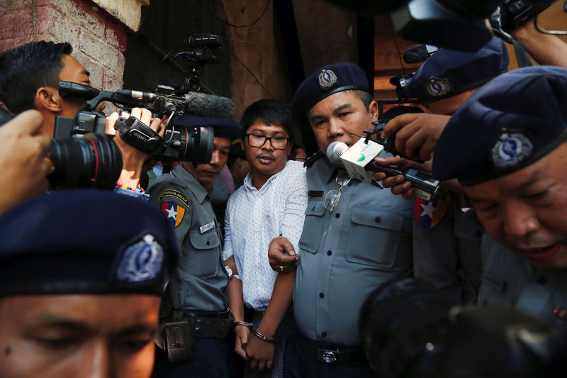 © Reuters. Wa Lone, repórter da Reuters detido em Mianmar, é escoltado por policiais em Yangon