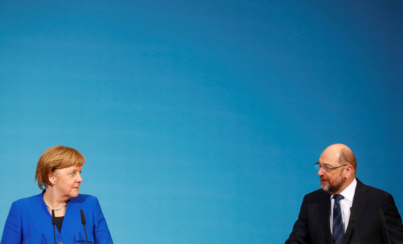 © Reuters. Chanceler alemã, Angela Merkel, e líder do Partido Social-Democrata (SPD), Martin Schulz, durante coletiva de imprensa, em Berlim