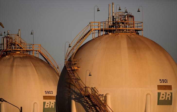 © Reuters. Tanques da estatal Petrobras em Brasília, no Brasil