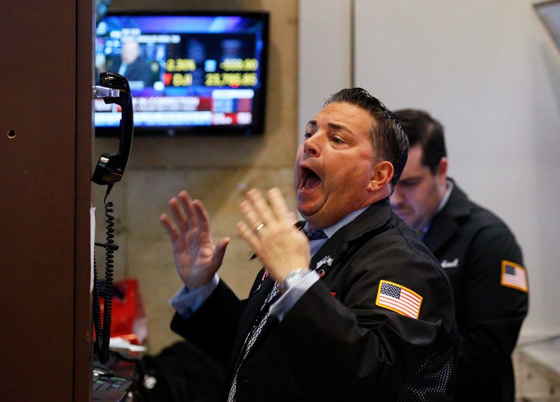 © Reuters. A trader reacts on the floor of the New York Stock Exchange in New York