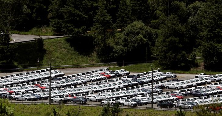 © Reuters. Novos veículos da Volkswagen em estacionamento da fábrica da montadora em São Bernardo do Campo, no Brasil