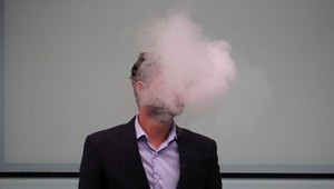 © Reuters. Expertos británicos en salud pública instan a los fumadores a pasar al cigarrillo electrónico