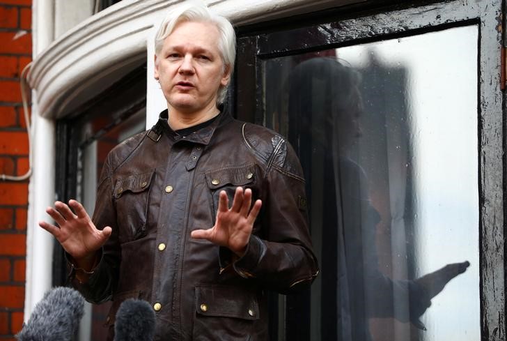 © Reuters. Julian Assage, fundador do WikiLeaks, fala na embaixada do Equador em Londres, Reino Unido