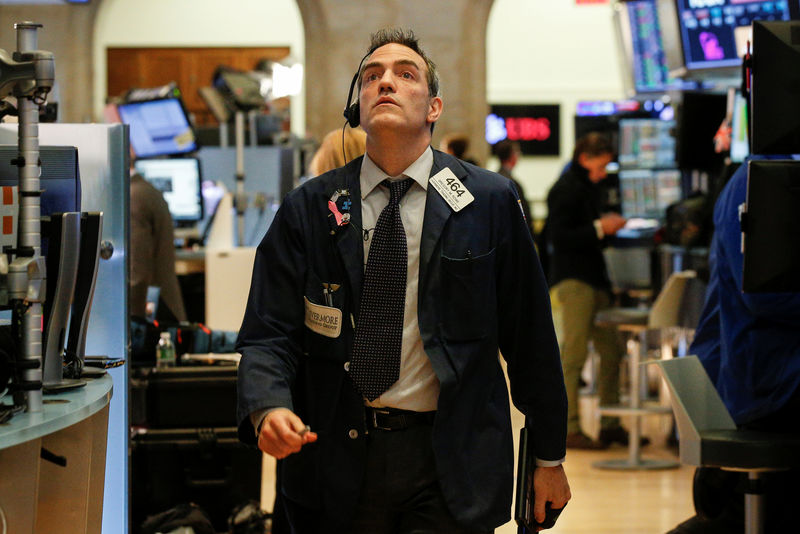 © Reuters. Traders work on the floor of the NYSE in New York