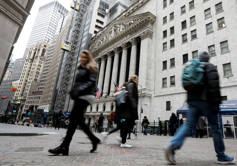 © Reuters. Pedestres andam em frente à Bolsa de Valores de Nova York, em Manhattan, nos EUA