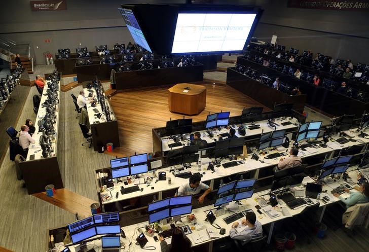 © Reuters. Operadores trabalham na Bovespa, no centro de São Paulo