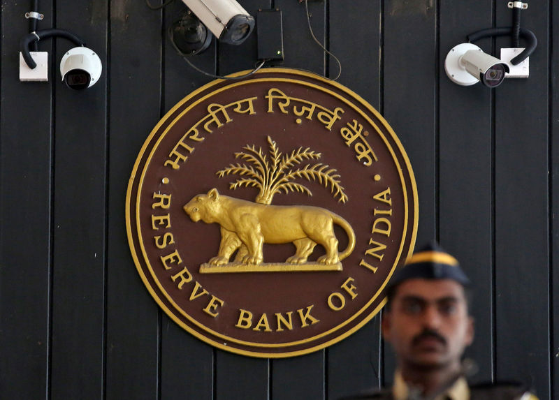 © Reuters. FILE PHOTO: A security personnel member stands guard at the entrance of the Reserve Bank of India headquarters in Mumbai