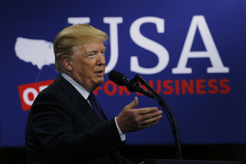 © Reuters. U.S. President Trump tours Sheffer Corporation in Blue Ash, Ohio