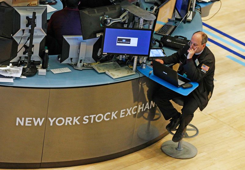 © Reuters. A trader works on the floor of the New York Stock Exchange in New York