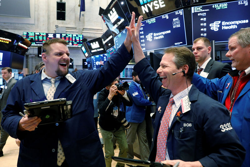 © Reuters. Traders high five at the end of the trading day at the New York Stock Exchange in New York City