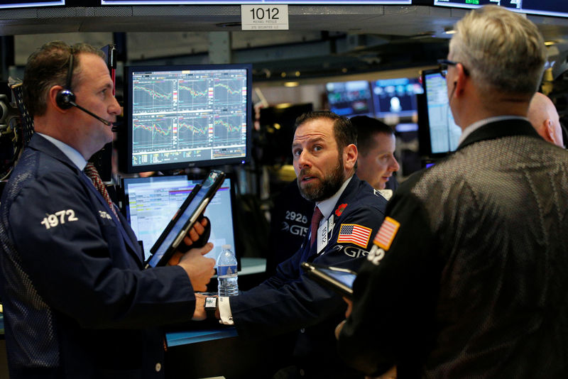 © Reuters. Traders work on the floor of the NYSE in New York