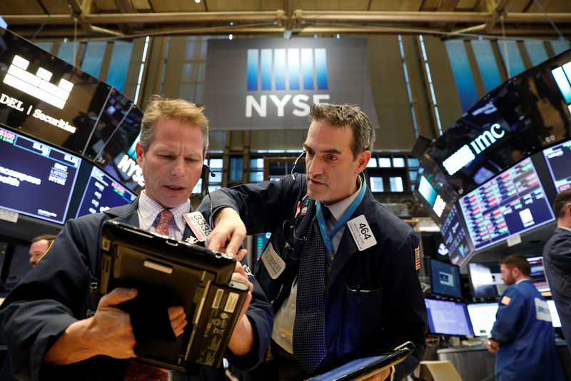 © Reuters. Traders work on the floor of the NYSE in New York