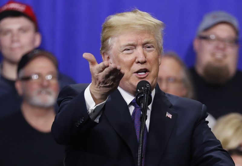 © Reuters. U.S. President Trump delivers speech after touring Sheffer Corporation in Blue Ash, Ohio