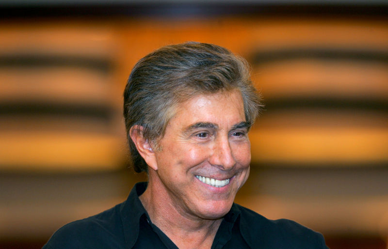 © Reuters. FILE PHOTO: Casino mogul Steve Wynn smiles during a news conference in Macau