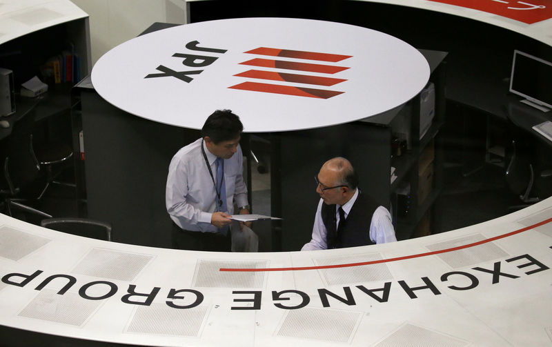 © Reuters. Employees of the Tokyo Stock Exchange (TSE) work at the bourse in Tokyo