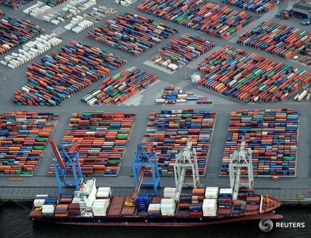 © Reuters. FILE PHOTO: A container ship is loaded at a terminal in the harbour of Hamburg