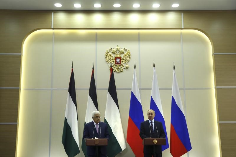 © Reuters. إنترفاكس: بوتين وعباس سيناقشان آلية وساطة جديدة للشرق الأوسط