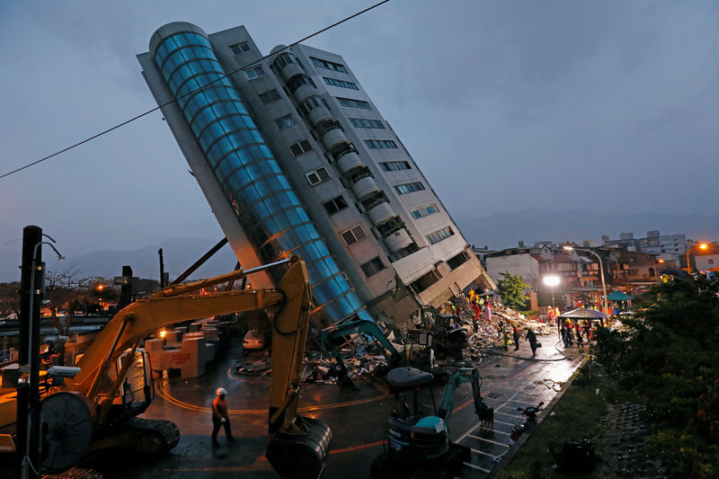 © Reuters. A damaged residential building is seen after an earthquake hit Hualien
