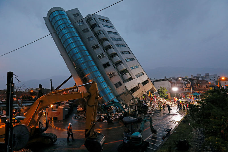 © Reuters. Al menos cinco muertos y 60 desaparecidos por un seísmo en Taiwán