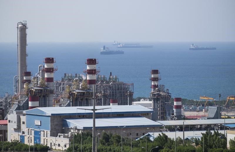 © Reuters. General view shows a unit of South Pars Gas field in Asalouyeh Seaport, north of Persian Gulf