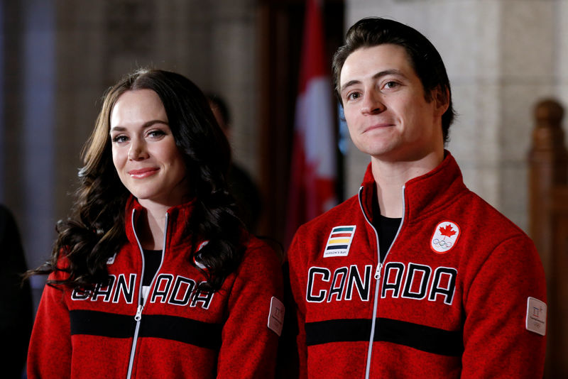 © Reuters. FILE PHOTO: Ice dancers Virtue and Moir react while being named Canada's flag-bearers for the 2018 Pyeongchang Winter Olympic Games, in Ottawa