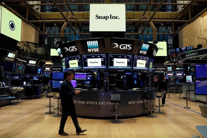 © Reuters. Snap Inc. logos are seen on the floor of the NYSE on the eve of the company's IPO in New York