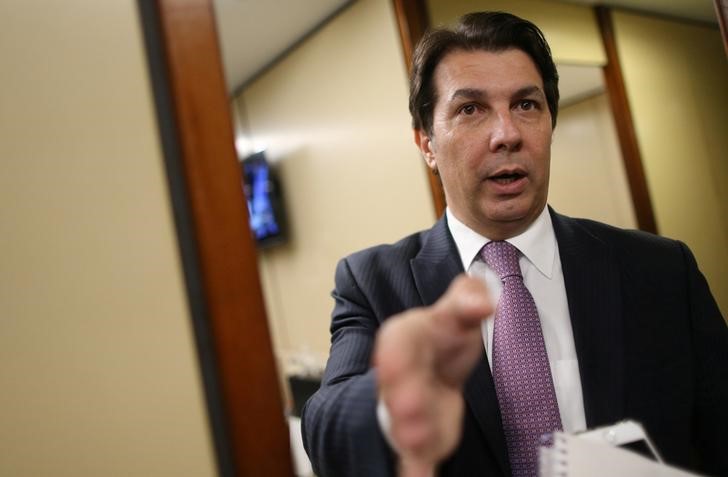 © Reuters. Congressman Maia, rapporteur for the pension reform, talks with journalists in Brasilia