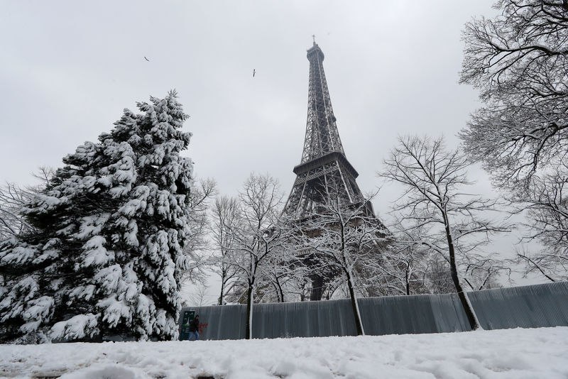 © Reuters. Árvores cobertas de neve são vistas perto da Torre Eiffel, em Paris