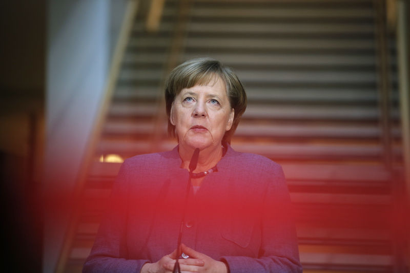 © Reuters. A chanceler alemã Angela Merkel faz declaração antes de negociações da coalizão na sede do Partido Social Democrata em Berlim, na Alemanha