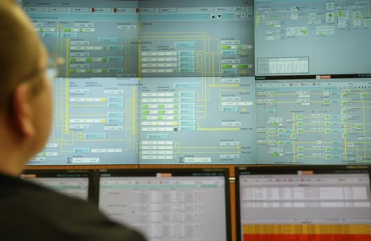 © Reuters. FILE PHOTO - A Vienna gas distributing company Wien Energie employee sits in the control room of the main gas station in Vienna