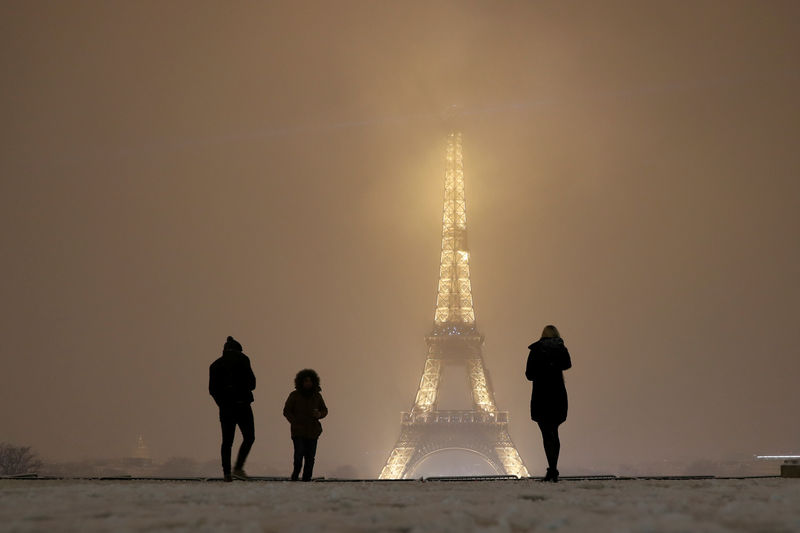 © Reuters. La nieve cubre París y el norte de Francia, problemas en el transporte