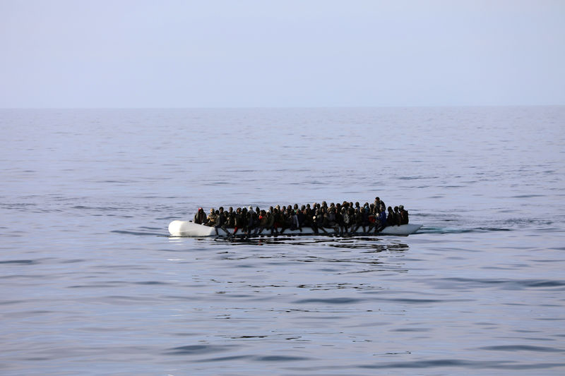 © Reuters. مسؤول بسفارة: مهربون يحتجزون مهاجرين ناجين بعد غرق قاربهم قبالة ليبيا