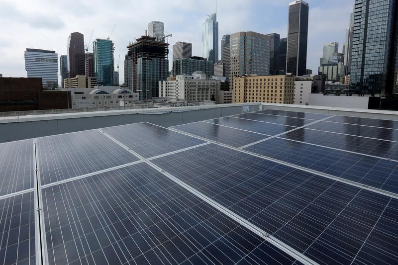 © Reuters. FILE PHOTO: Solar electric panels on residential bulding in down town Los Angeles
