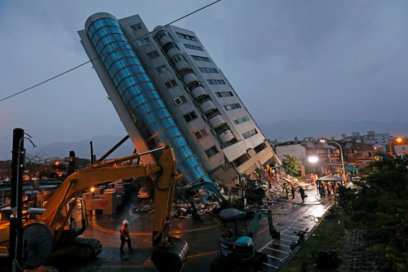 © Reuters. Prédio abalado por terremoto em Hualien