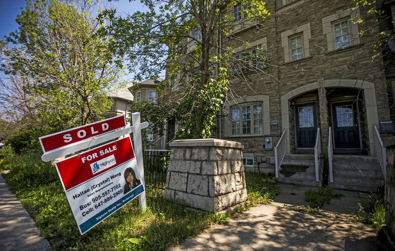 © Reuters. FILE PHOTO: A sign stands in front of a home that has been sold in Toronto