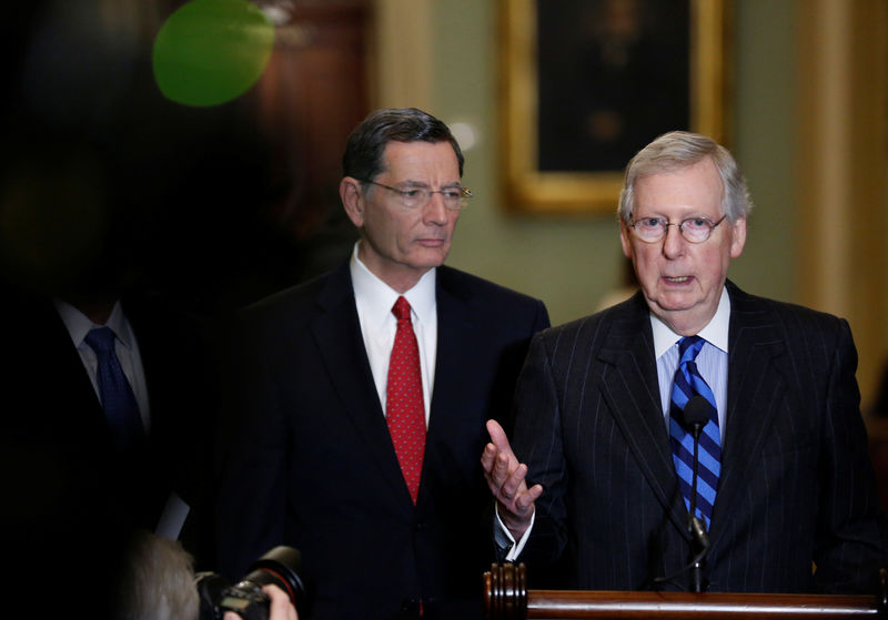 © Reuters. Líder republicano no Senado Mitch McConnell (D) fala em Washington