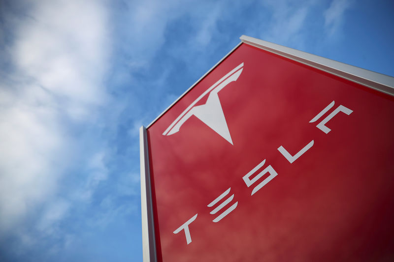 © Reuters. A Tesla dealership is seen in West Drayton, just outside London