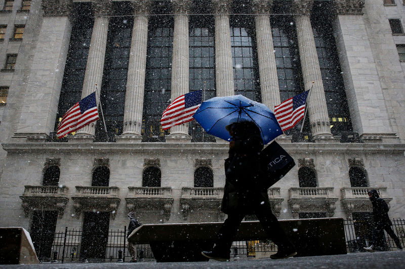 © Reuters. Пешеходы у здания Нью-Йоркской фондовой биржи