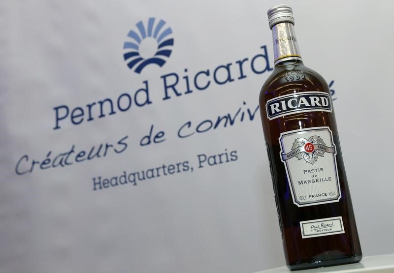 © Reuters. PERNOD RICARD RELÈVE SES OBJECTIFS MAIS L'EURO PÈSERA PLUS