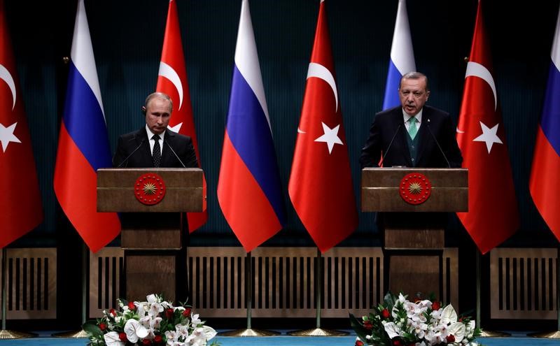 © Reuters. مصدر تركي: اجتماع بين زعماء تركيا وروسيا وإيران بشأن سوريا في إسطنبول