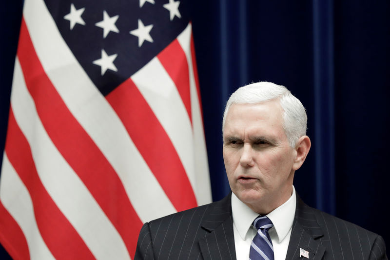 © Reuters. U.S. Vice President Pence speaks during a joint announcement with Japan's PM Abe at Abe's official residence in Tokyo