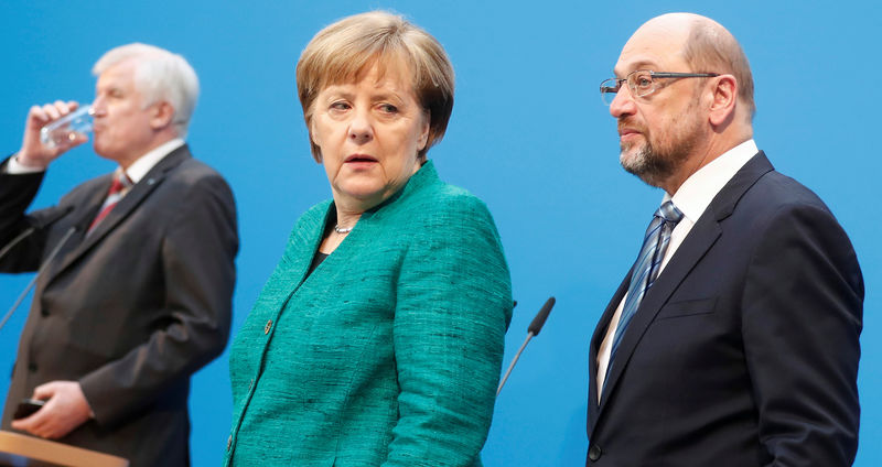 © Reuters. Ieri a Berlino: il leader della Csu Horst Seehofer, la cancelliera uscente e leader della Cdu Angela Merkel e il leader della Spd Martin Schulz