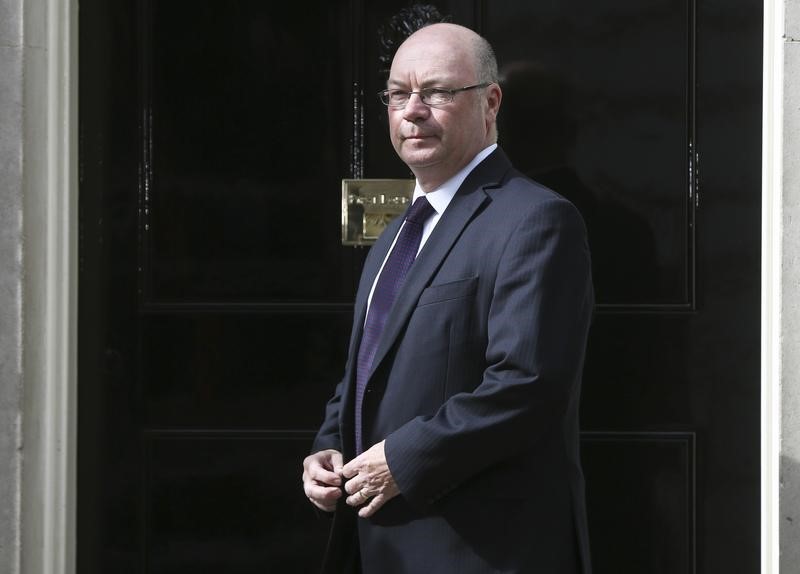 © Reuters. Alistair Burt arrives at 10 Downing Street as Britain's re-elected Prime Minister David Cameron names his new cabinet in London