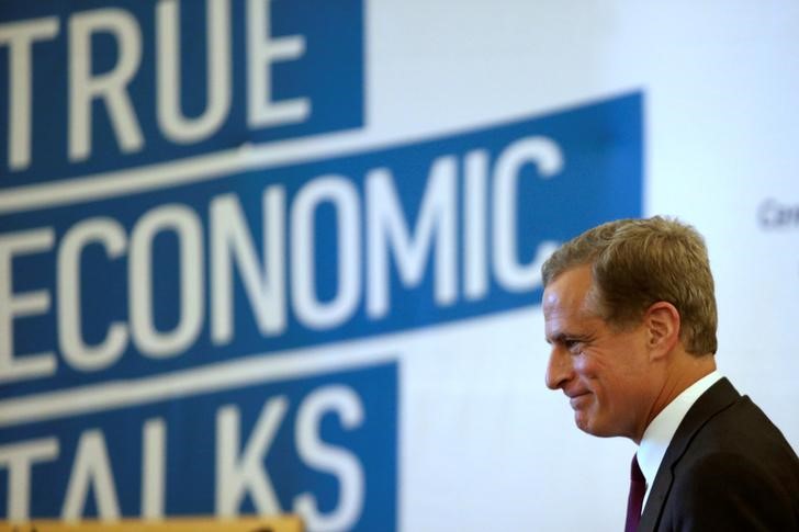 © Reuters. Dallas Federal Reserve Bank President Robert Kaplan smiles during the True Economic Talks event in Mexico City