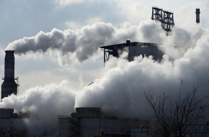 © Reuters. НПЗ компании Sinopec в городе Циндао