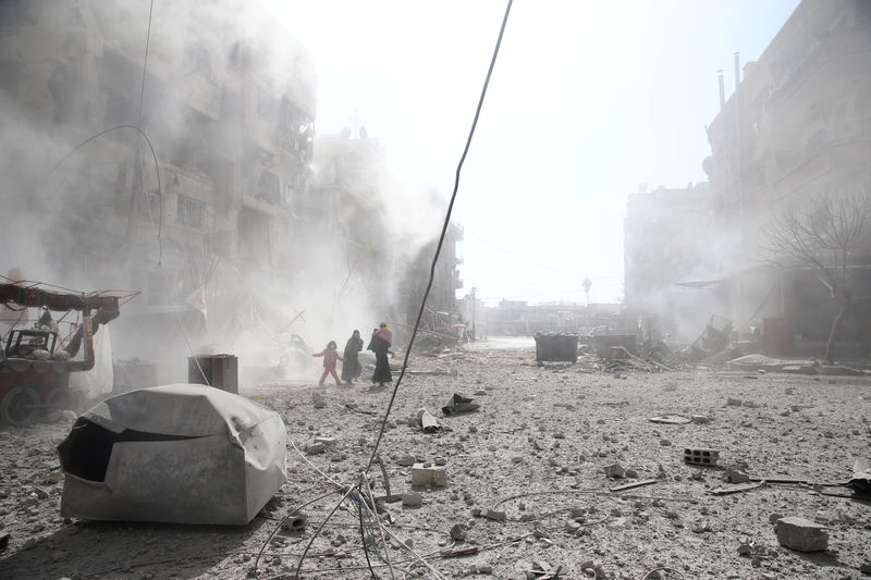 © Reuters. المرصد السوري: مقتل 21 وإصابة 125 في ضربات جوية في الغوطة الشرقية